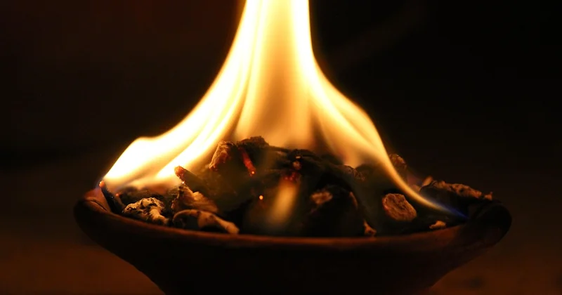 La cérémonie principale : le feu, les vœux et le nœud